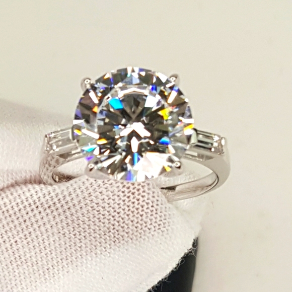 STUNNING 5A CZ Celebrity Quality Oval Center w Platinum/Sterling High End Ring - Picture 5 of 8